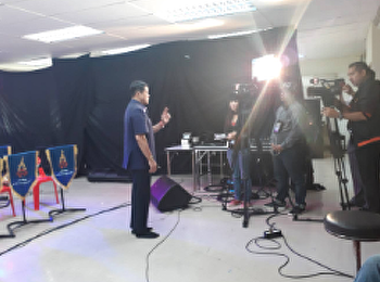 นายกร และสาขาวิชาดนตรี
ถ่ายทำวิดีโอประชาสัมพันธ์งานเฉลิมฉลองครบรอบ
80 ปี สวนสุนันทา