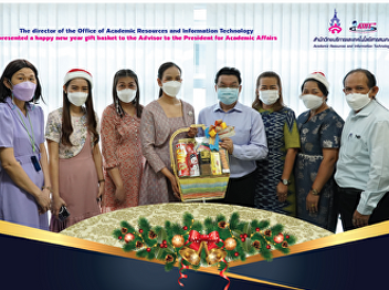 The director of the Office of Academic
Resources and Information Technology
presented a happy new year gift basket
to the Advisor to the President for
Academic Affairs.