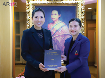 Suan Sunandha Rajabhat University was
honored to receive a donation of the
book 'Higher Education Administrators'
from Mr. Vichit Warutbangkoon.